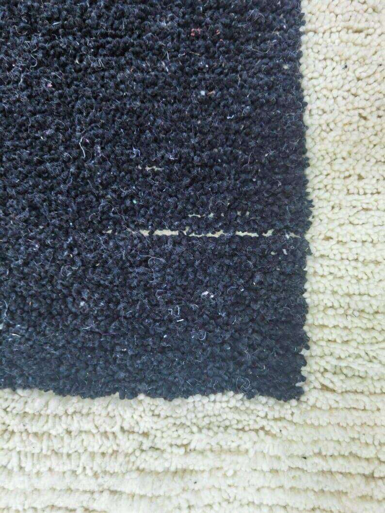 Tapis en laine noire