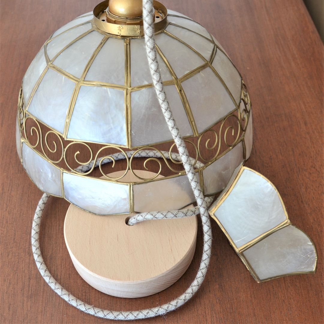 Mother-of-pearl and brass suspension