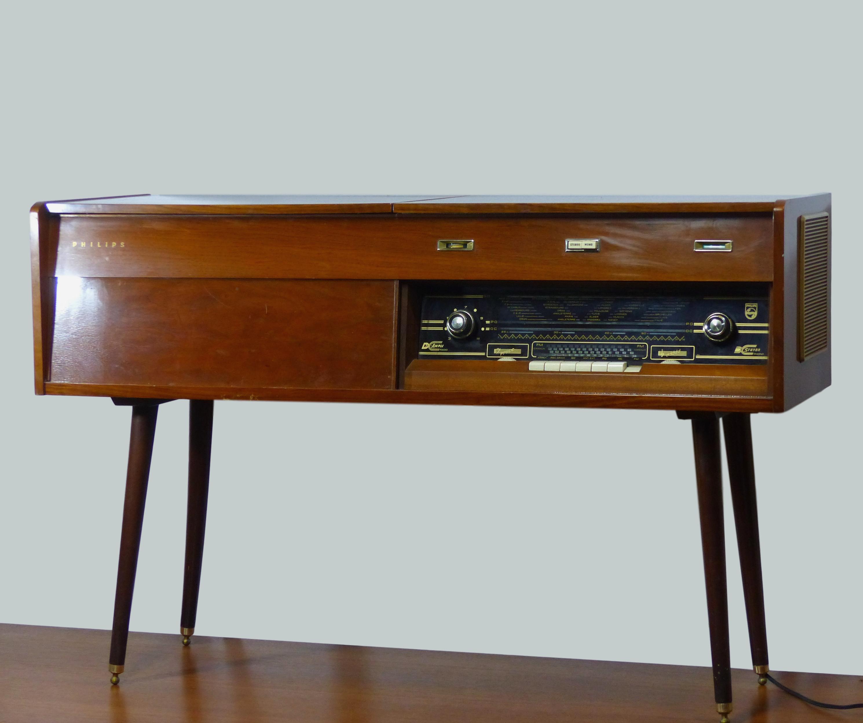 Sideboard with Philips Hifi system