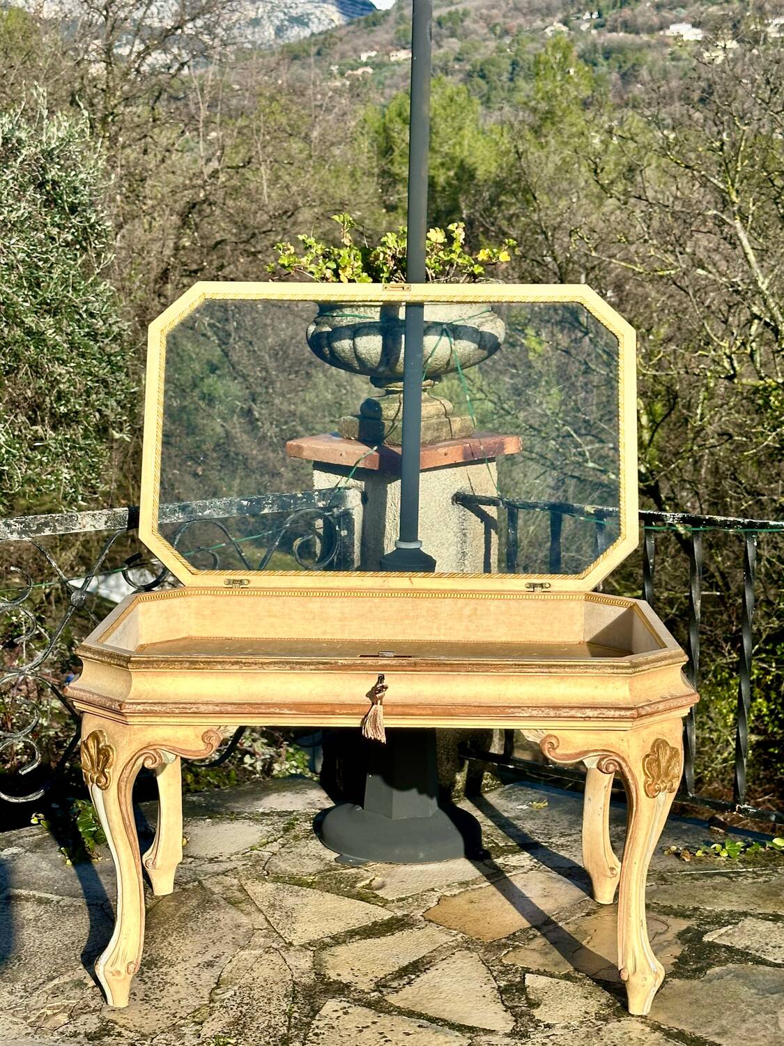 Coffee table/display cabinet in painted polychrome wood.