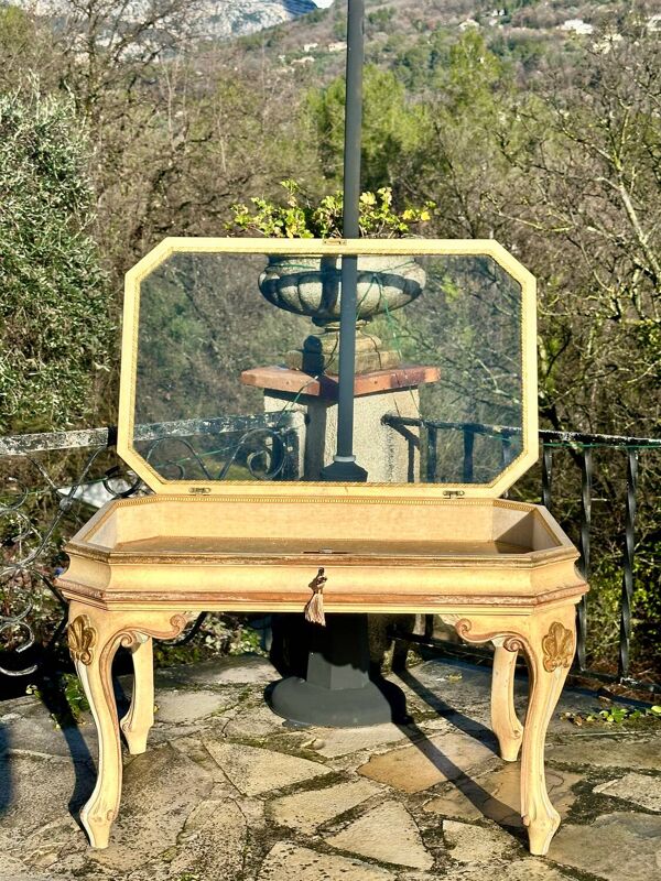 Table basse, vitrine d’exposition en bois peint polychrome