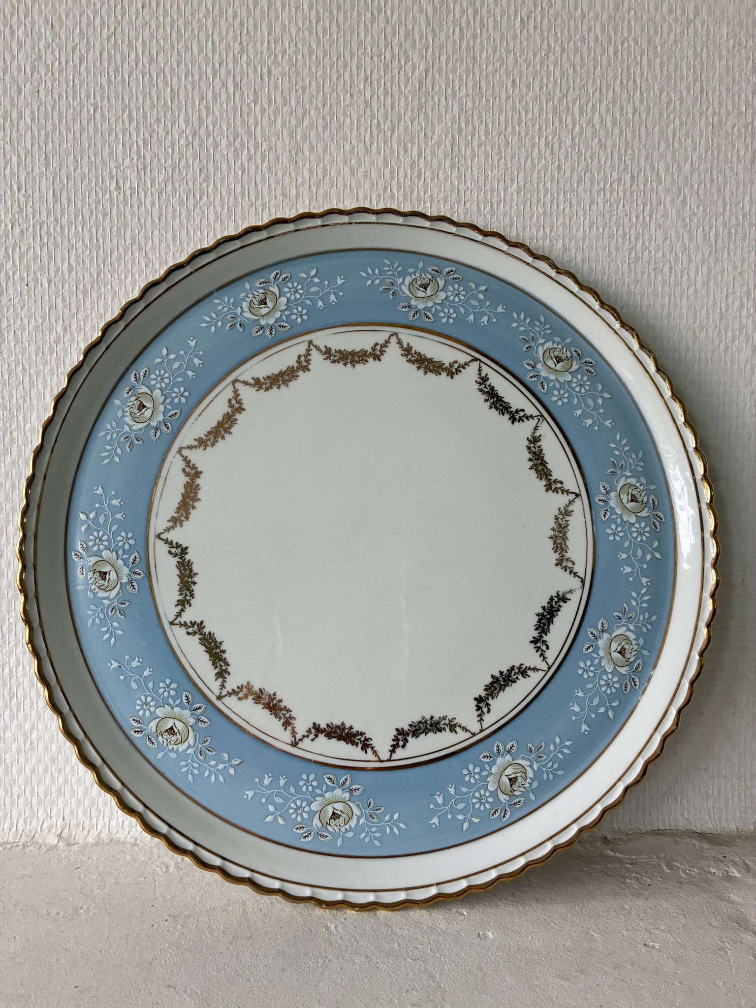 Plat à gâteau bleu pastel en porcelaine d'art