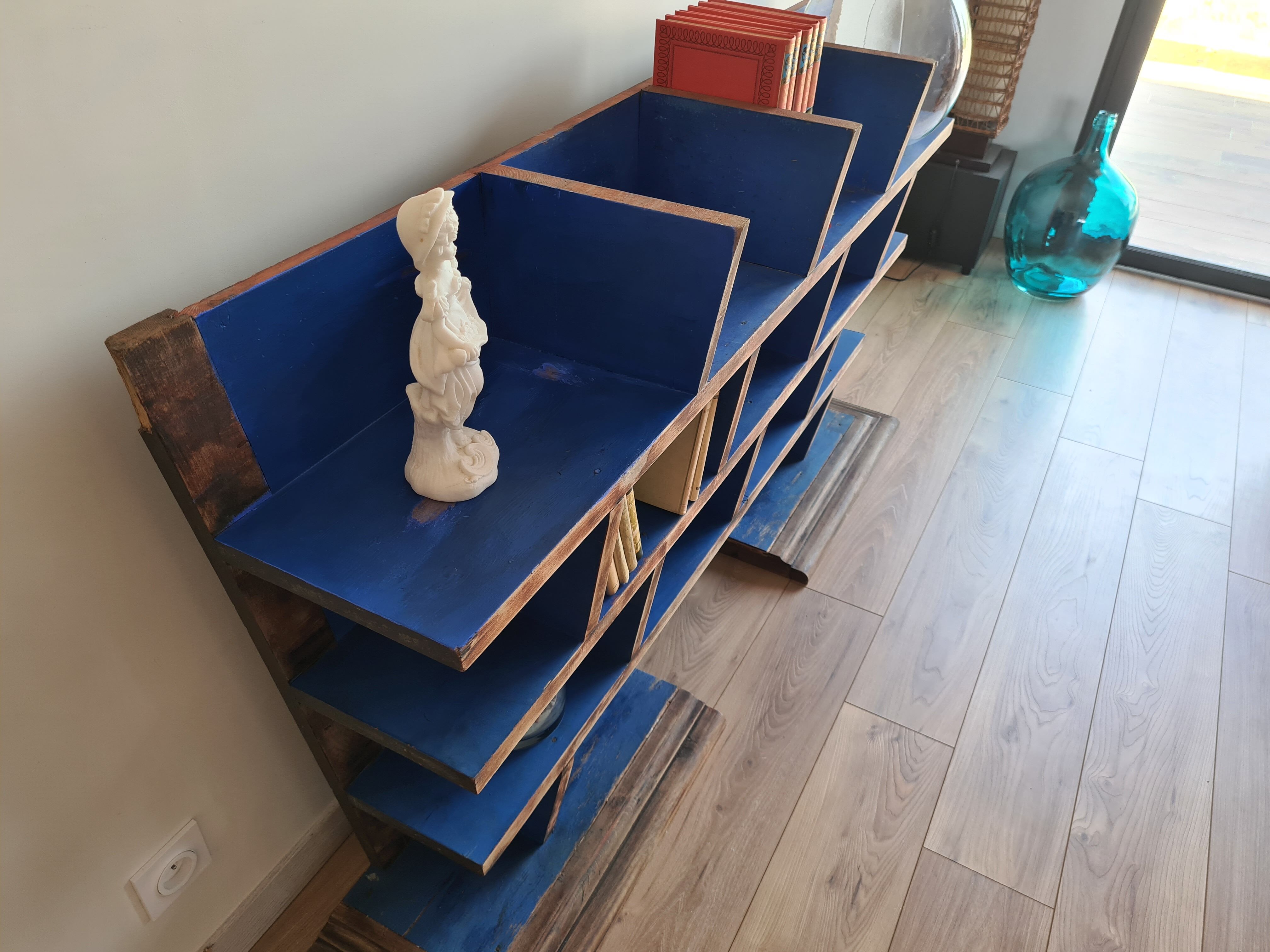 Trapezoidal shelf with solid wood art deco lockers