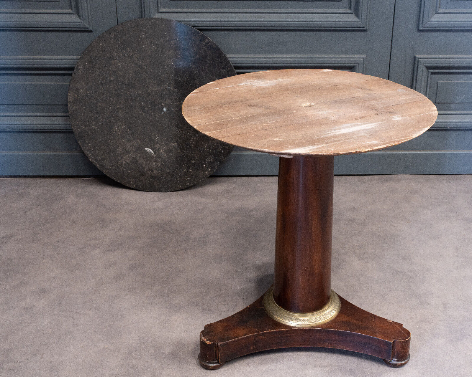 Mahogany pedestal table was central foot tripod gray marble of Sainte Anne nineteenth