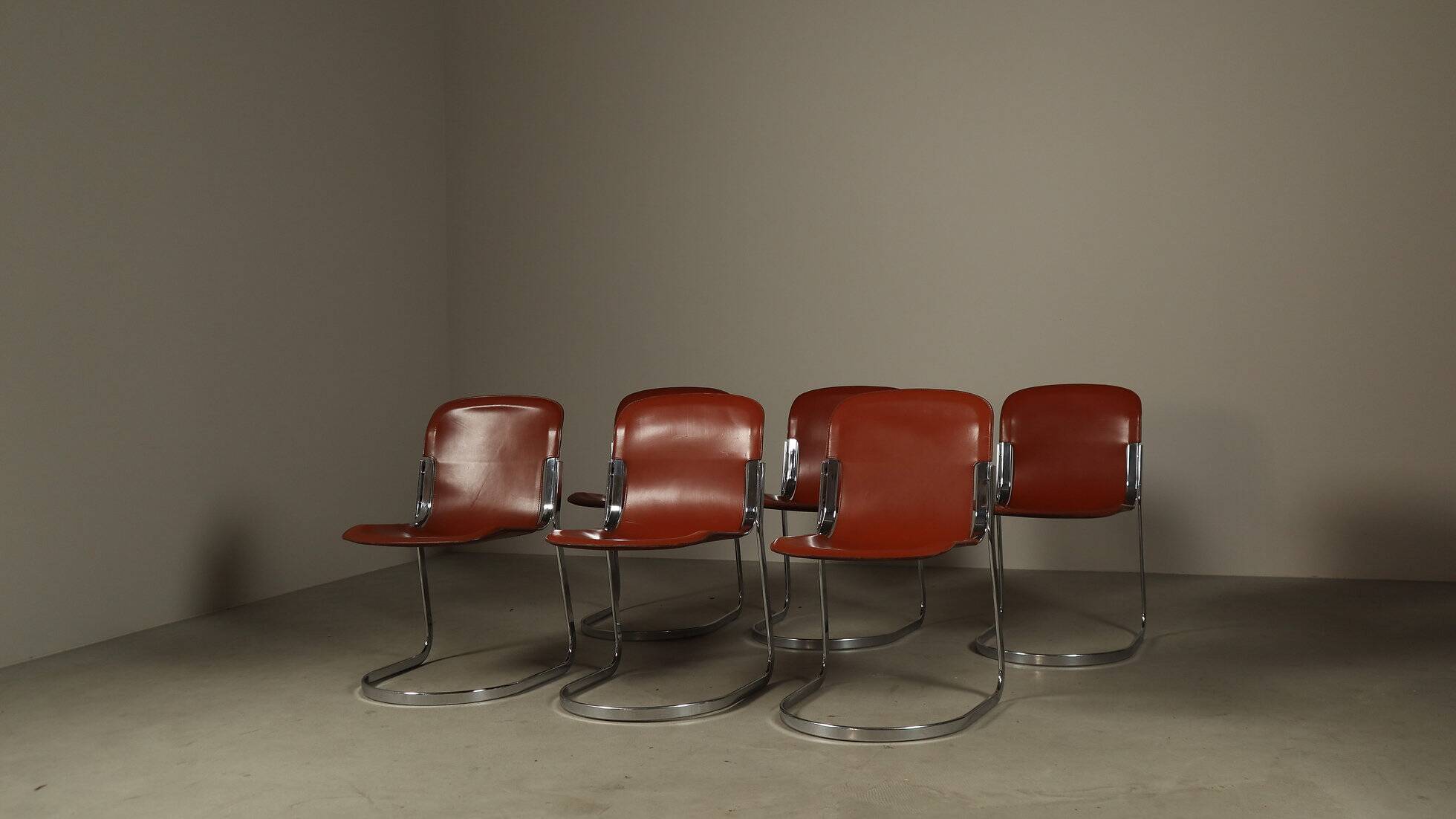 Ensemble de six chaises de salle à manger en cuir à structure cantilever par Willy Rizzo pour Cidue, années 1970.