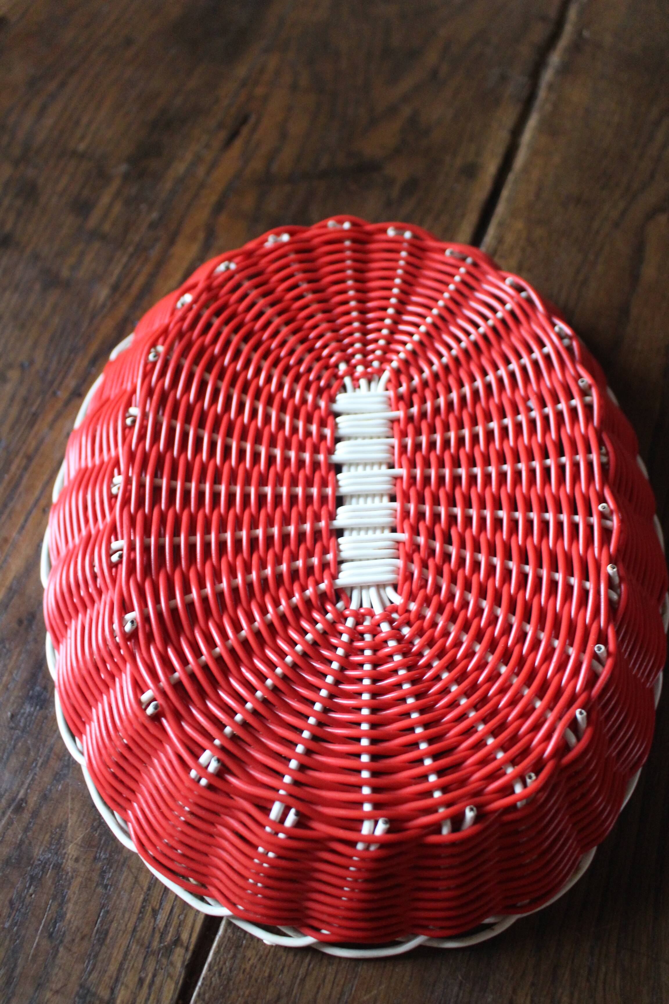 Vintage scoubidou white red basket