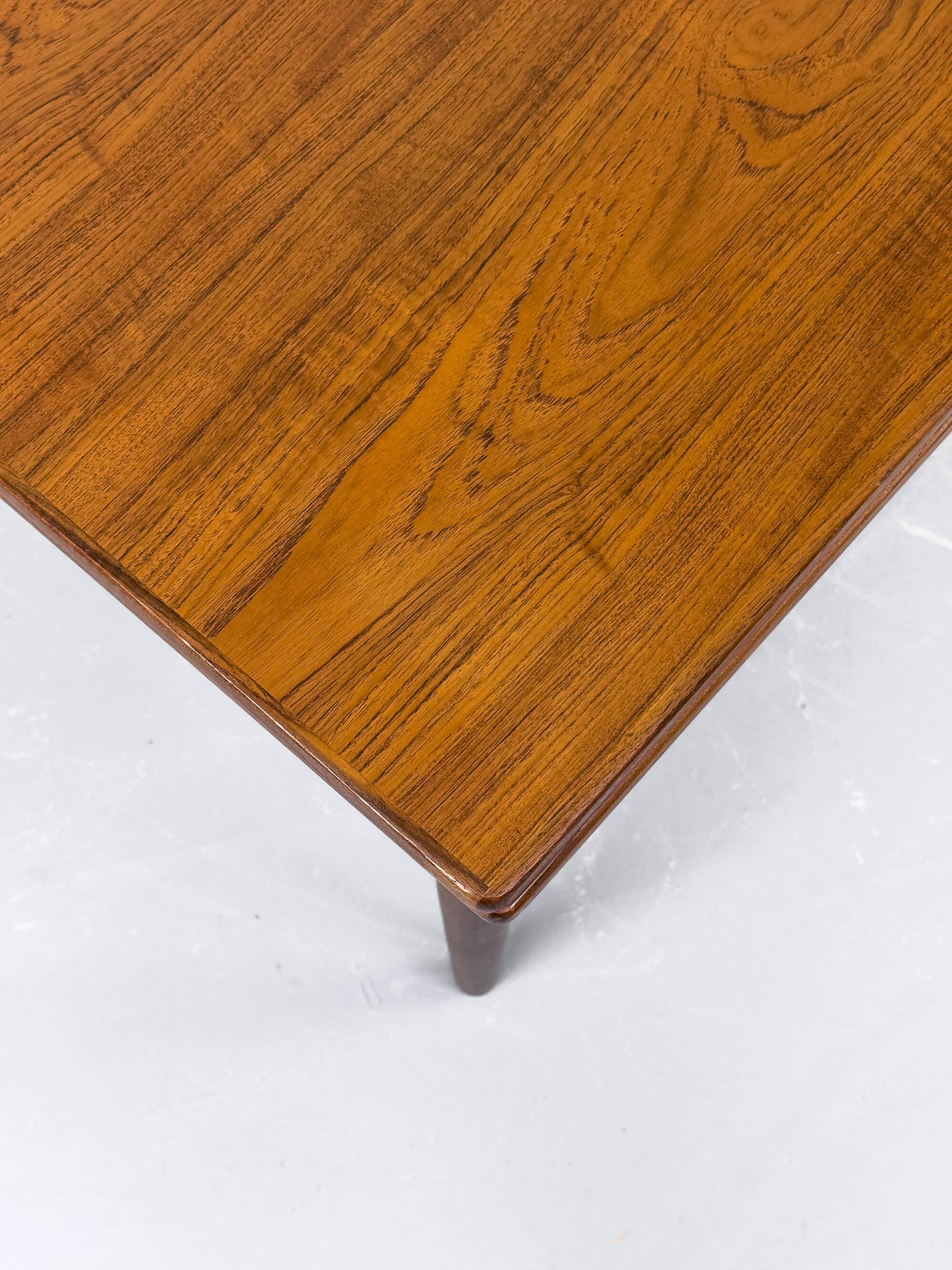 Table danoise extensible en teck, 1960