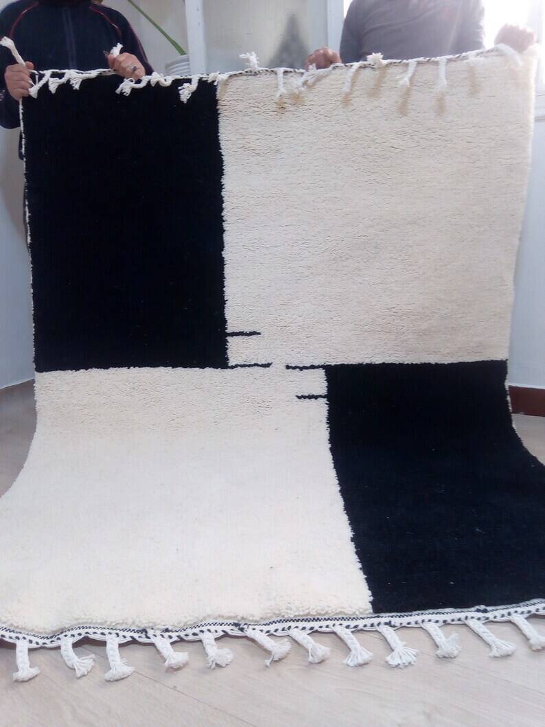 Beni Ouraine Berber rug, white and black, size 150 x 250 cm