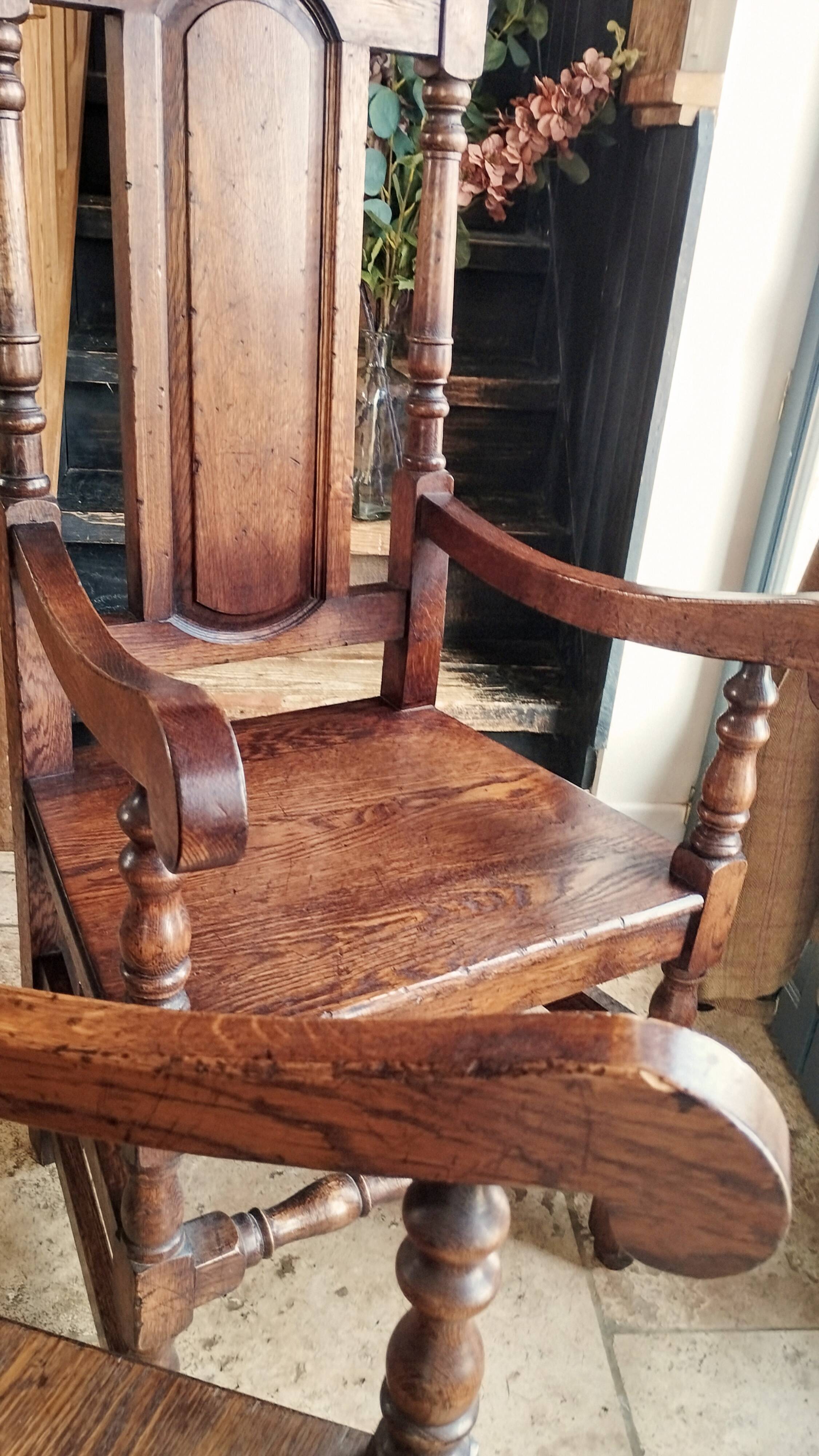 Paire de fauteuils en chêne massif patiné