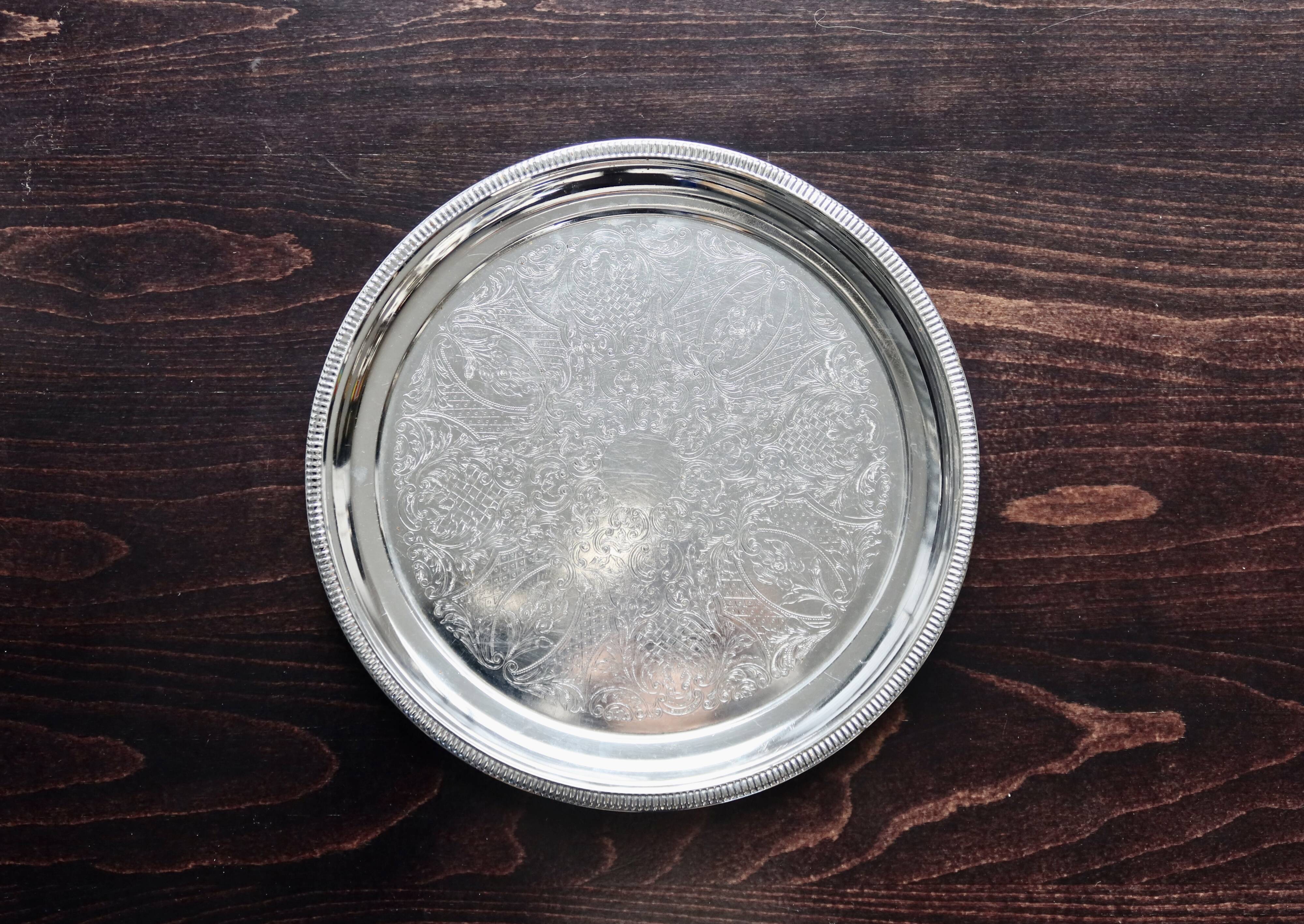 Round vintage silver-plated tray - Engraved pattern