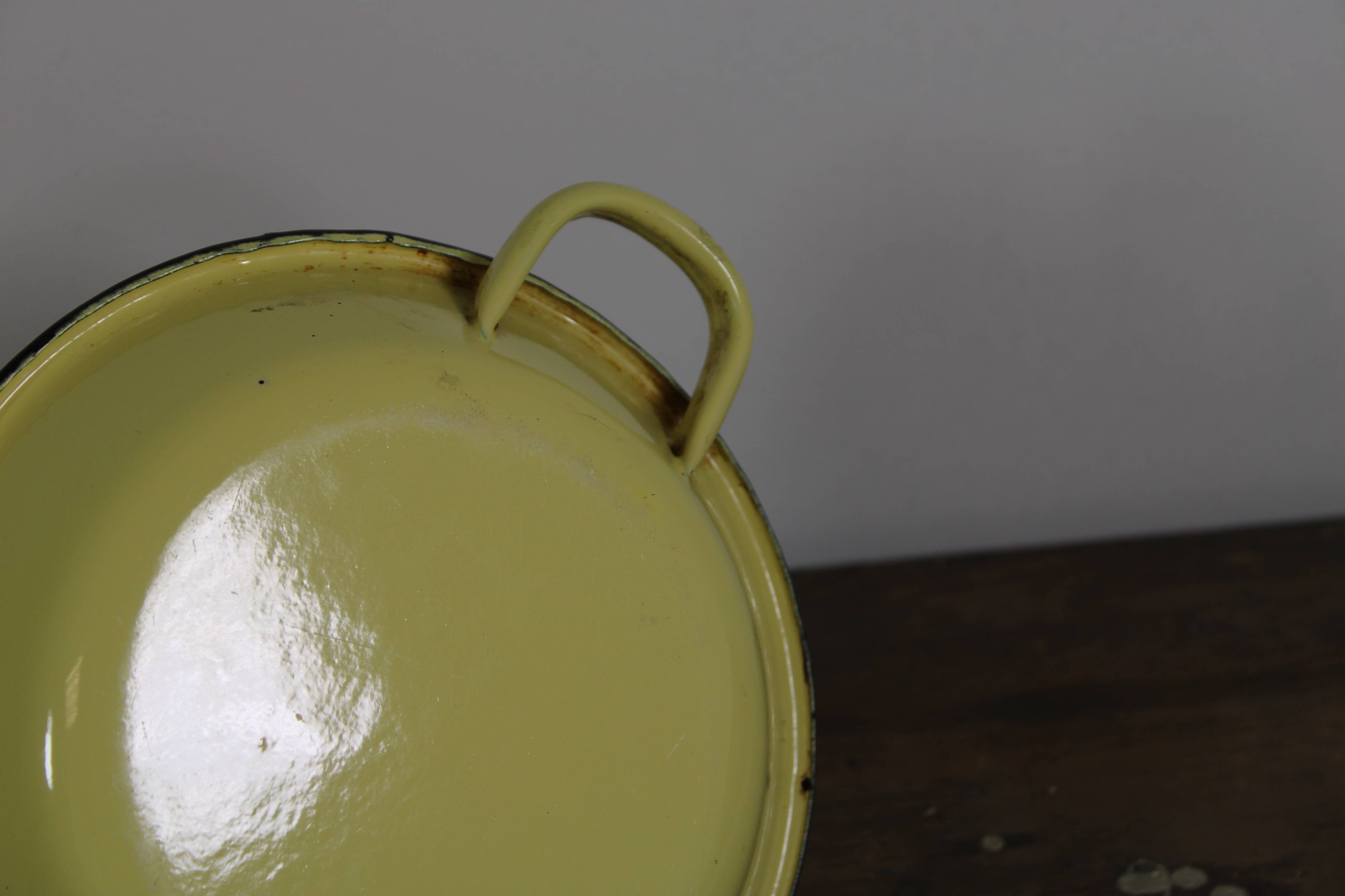 Enamelled sheet metal dish