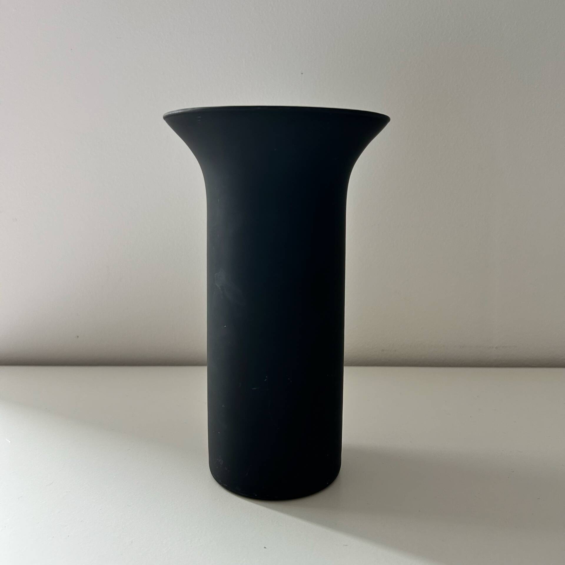 Vase en verre noir mat Habitat 1990