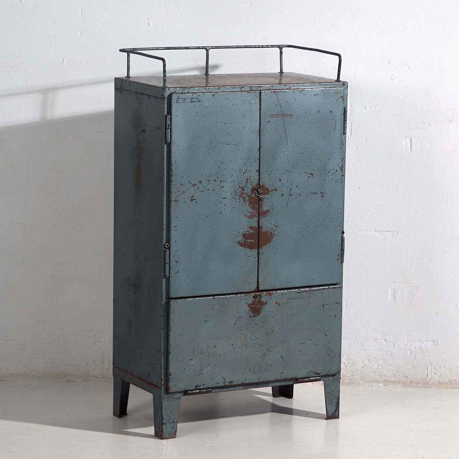Armoire de style industriel à patine bleue (c.1950)