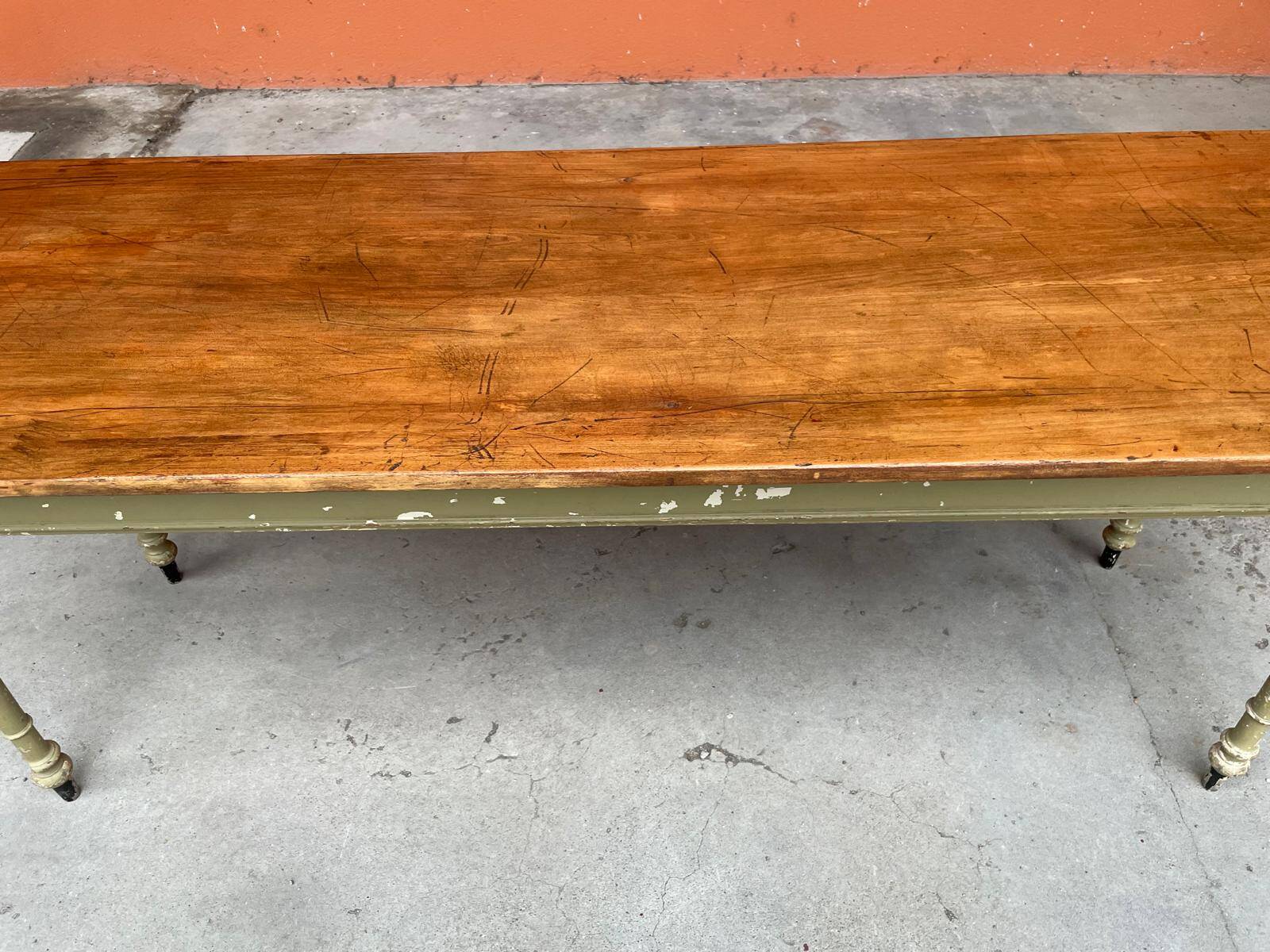 Grande table de café bistrot en bois patiné