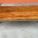 Grande table de café bistrot en bois patiné