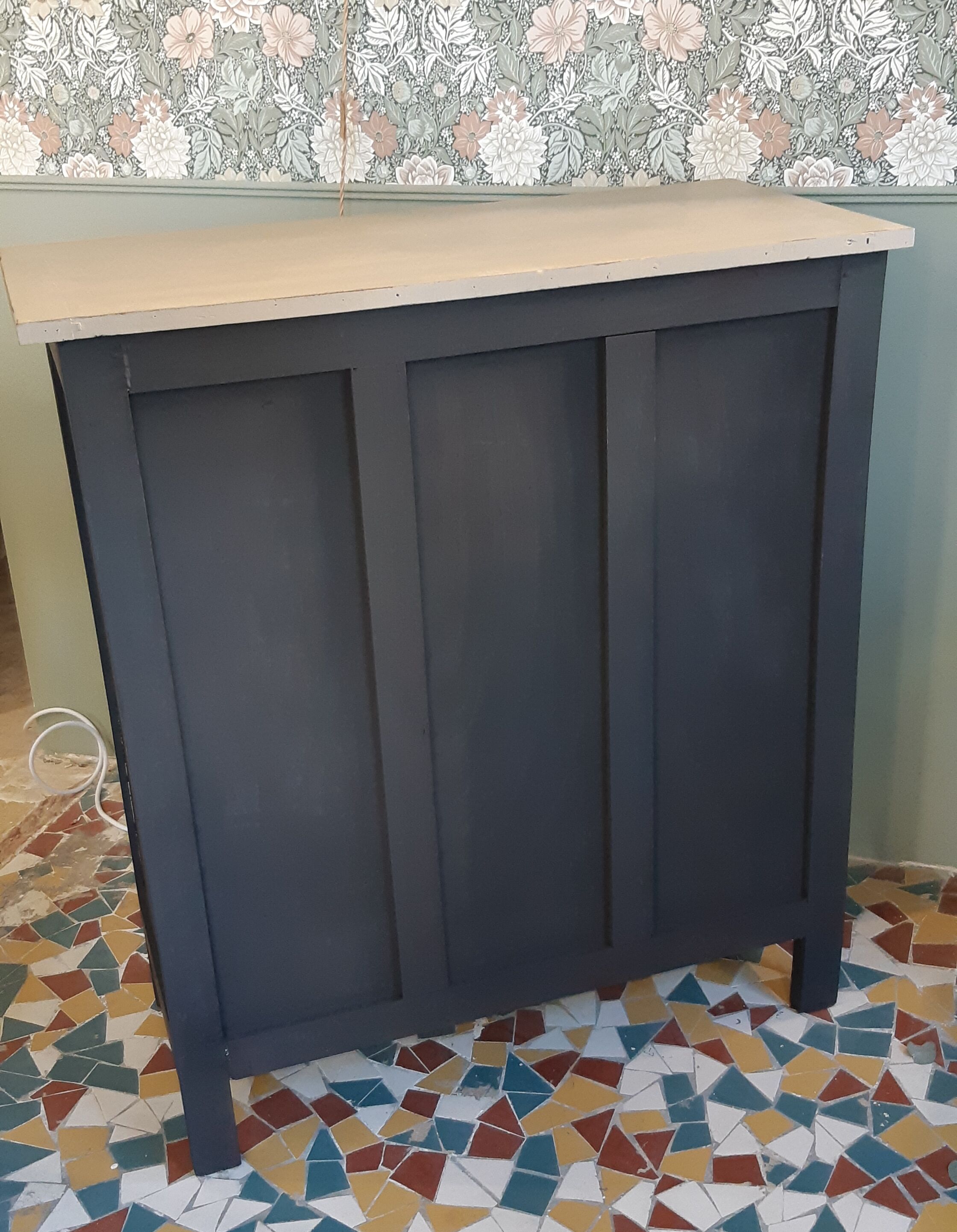 Buffet shelves open patinated black and linen