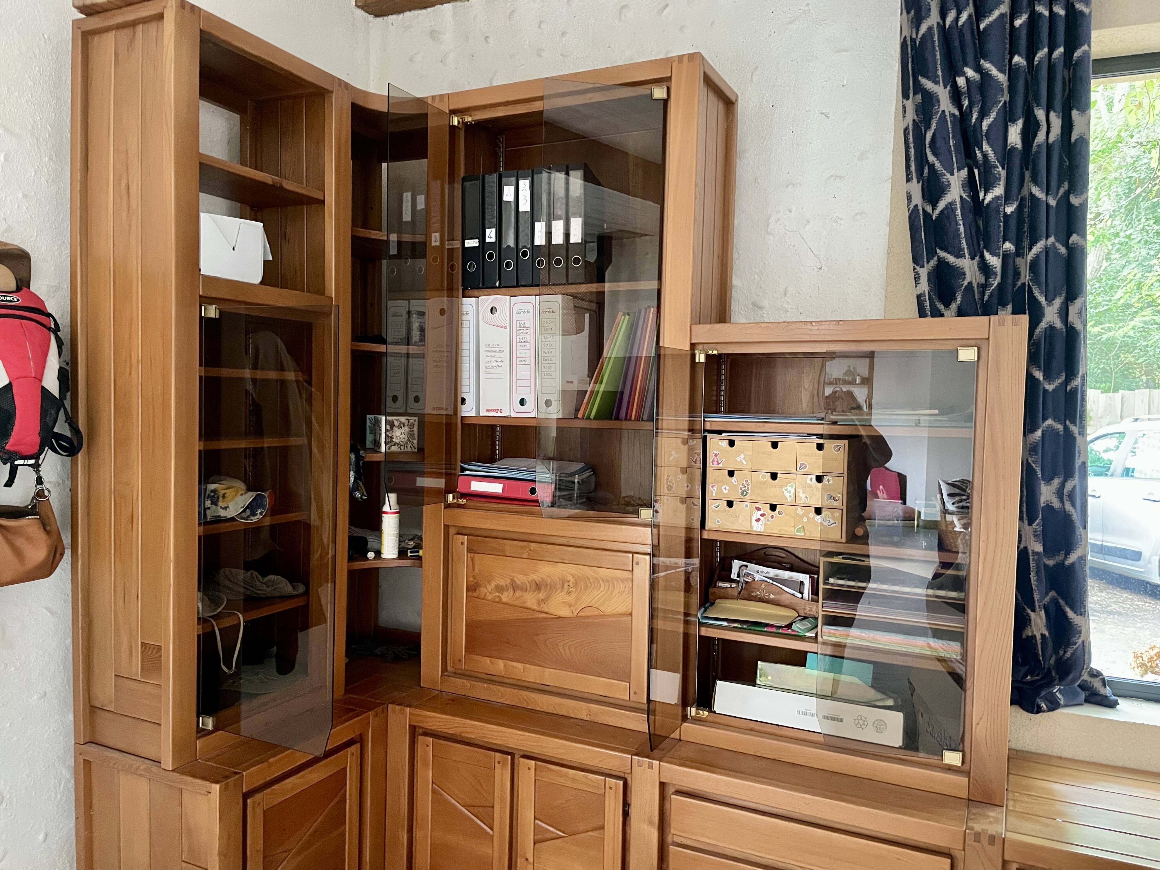 Corner buffet shelf in solid elm desmarchelier