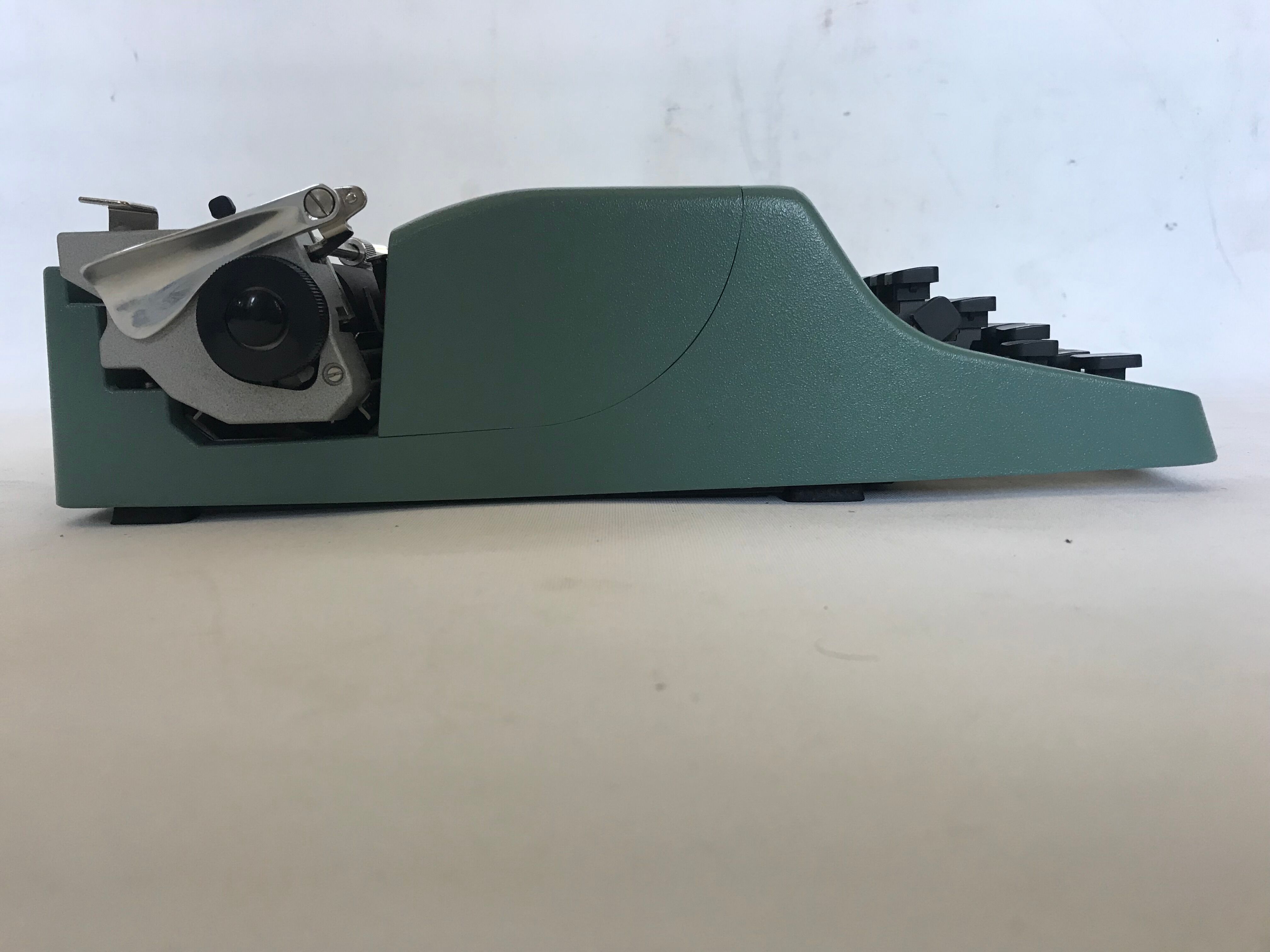 Typewriter, Olivetti Lettera 32