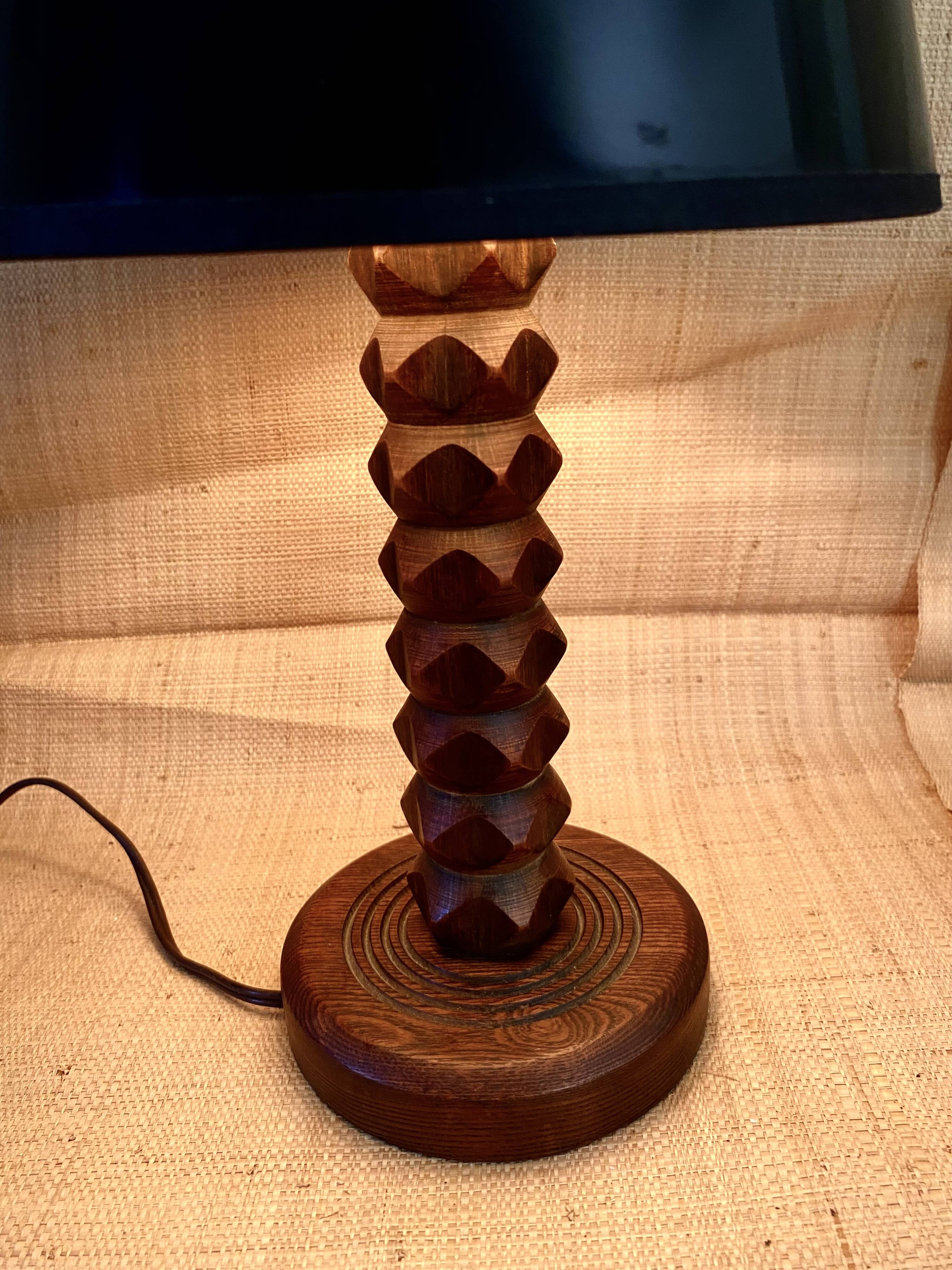 Lampe bois taillé, câble tissu neuf, abat-jour papier