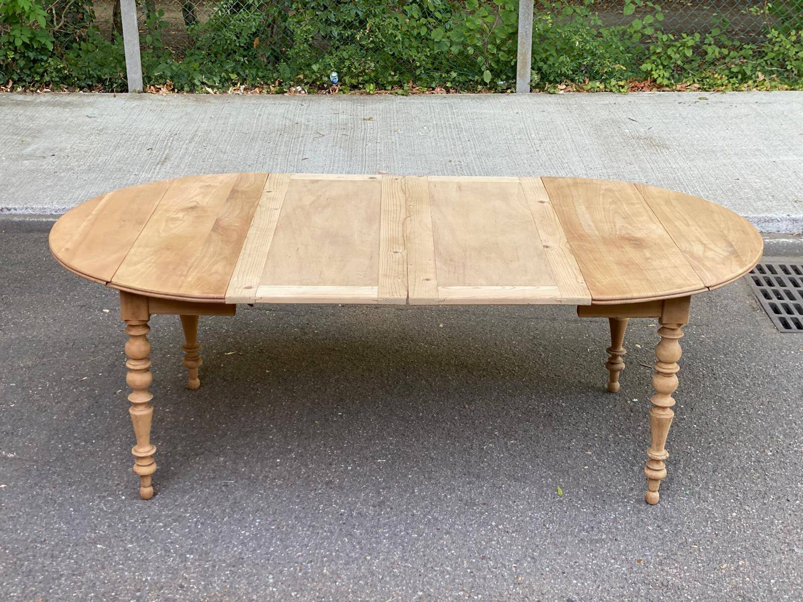 Table à manger ronde extensible à volets décapée en noyer brut 2 rallonges