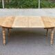 Table à manger ronde extensible à volets décapée en noyer brut 2 rallonges