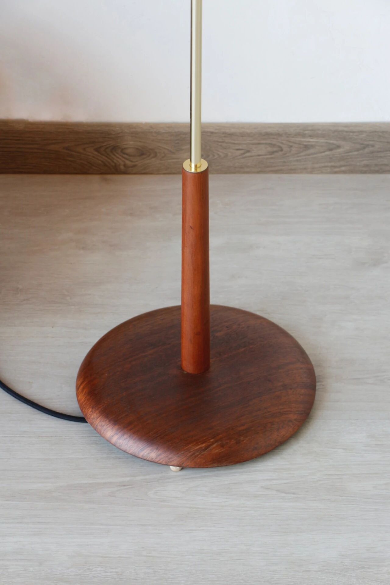 Vintage teak floor lamp from the 60s – renovated & chic design