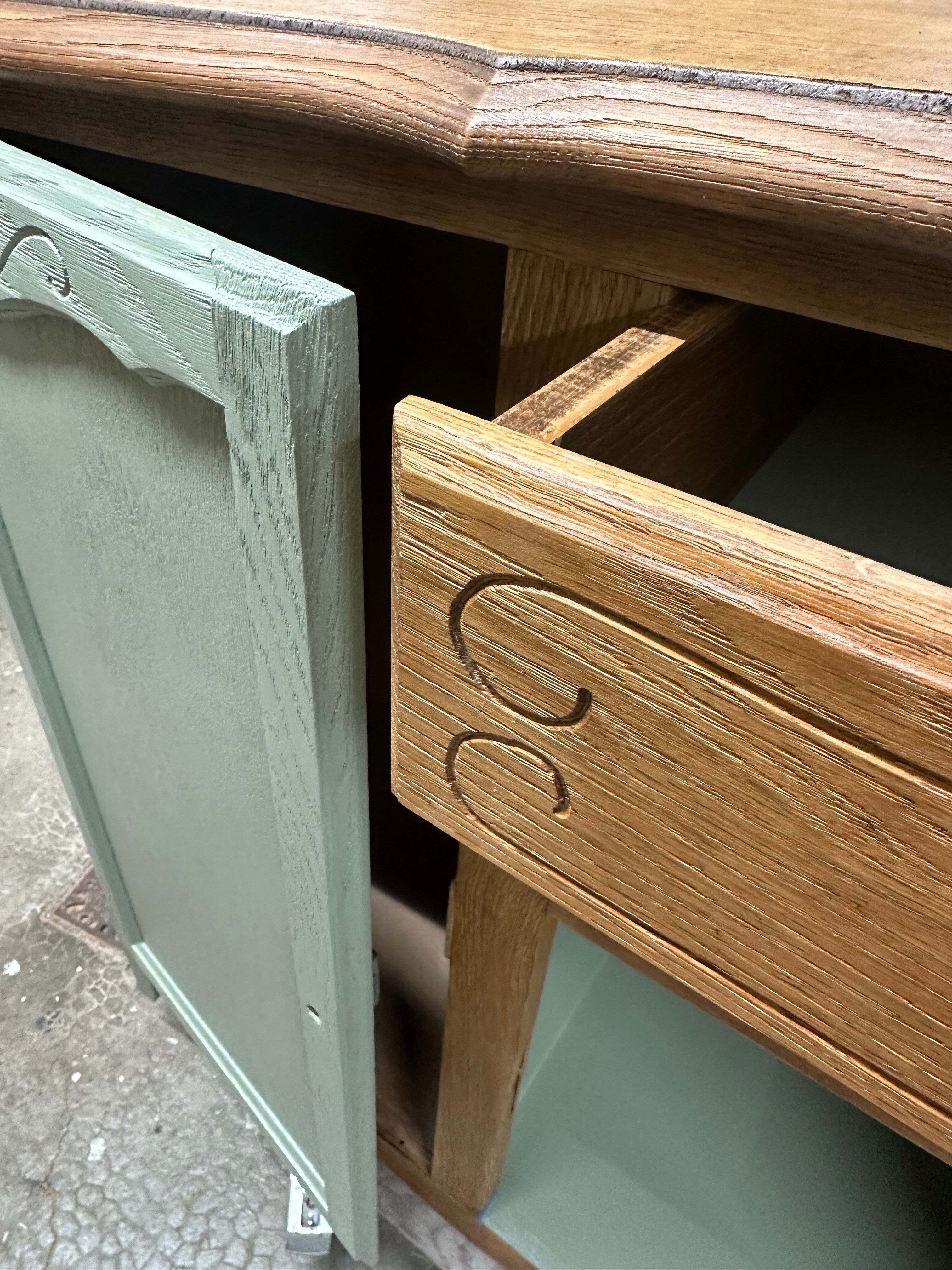 Buffet vintage en bois et vert sauge