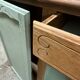 Buffet vintage en bois et vert sauge