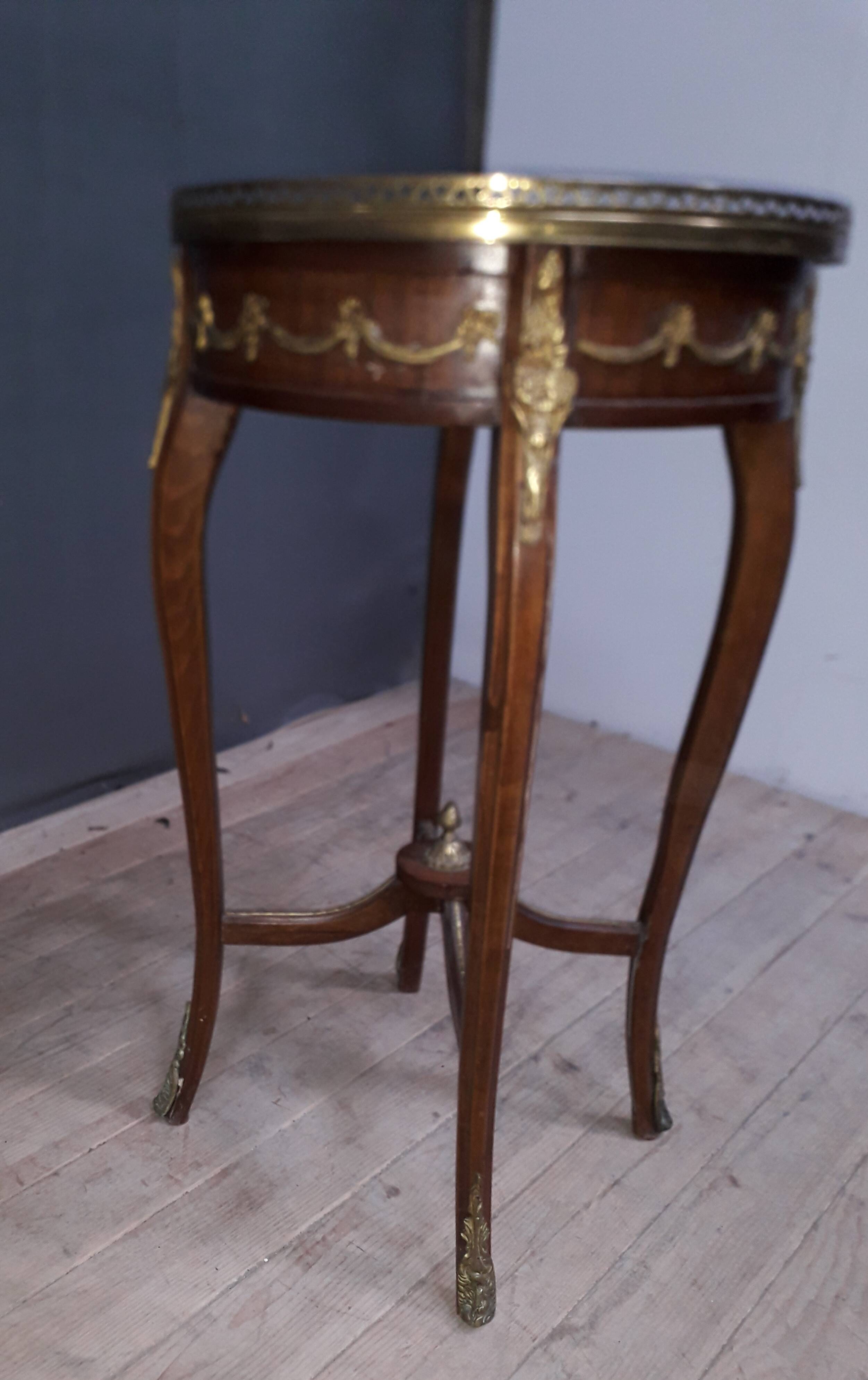 Gueridon marquetterie style Louis XVI
