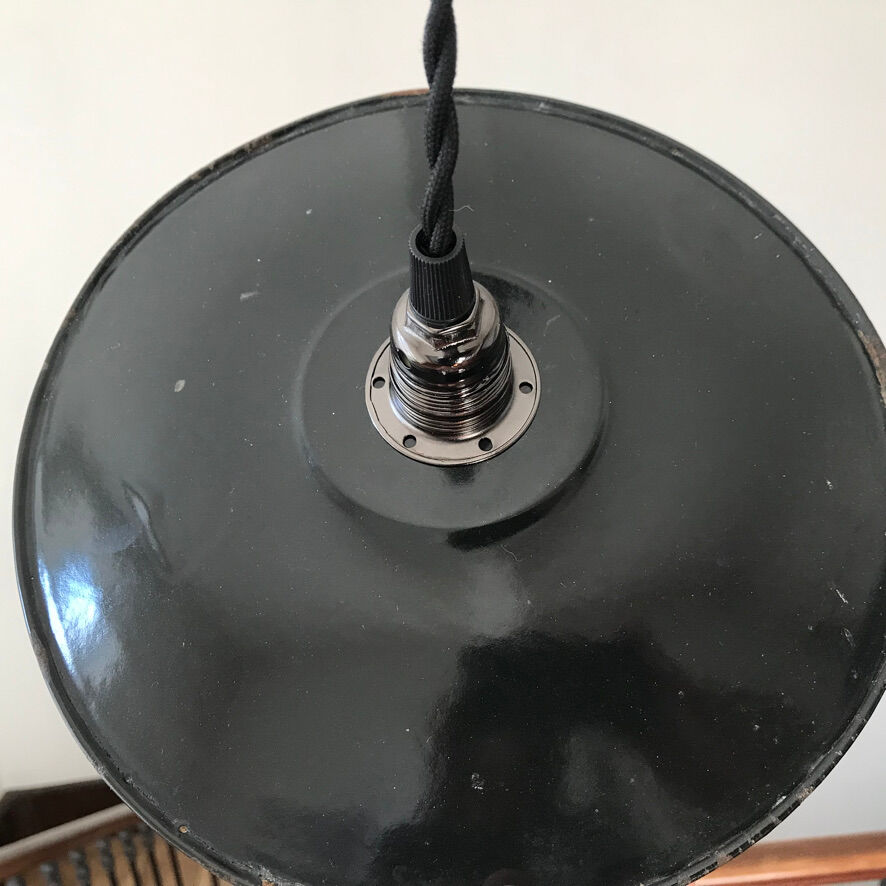 Black metal lampshade suspension