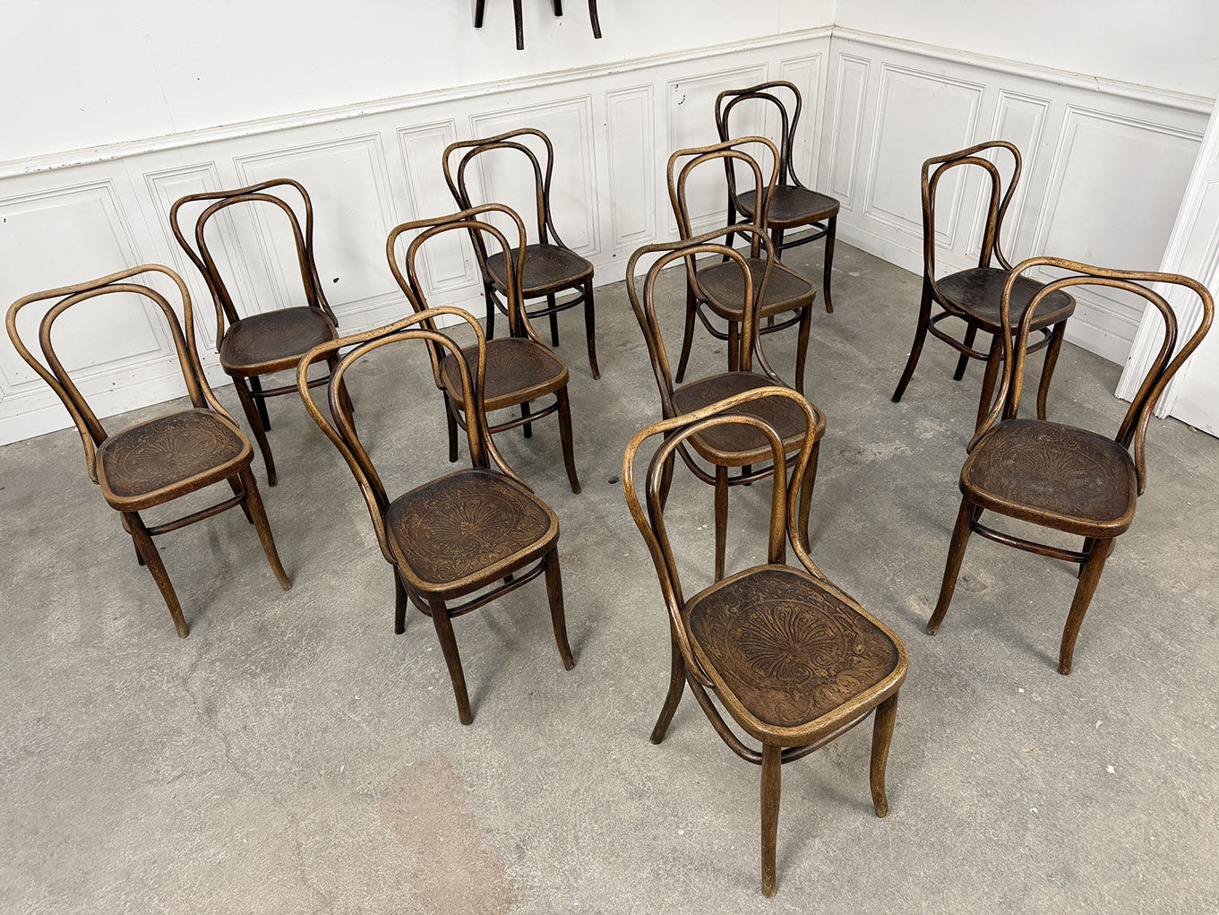 Suite de 12 chaises de bistrot à gaufrage végétal 1920
