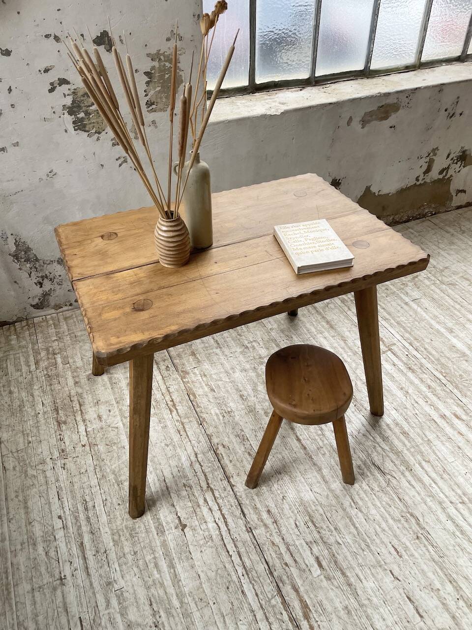 Table brutaliste savoyarde en chêne