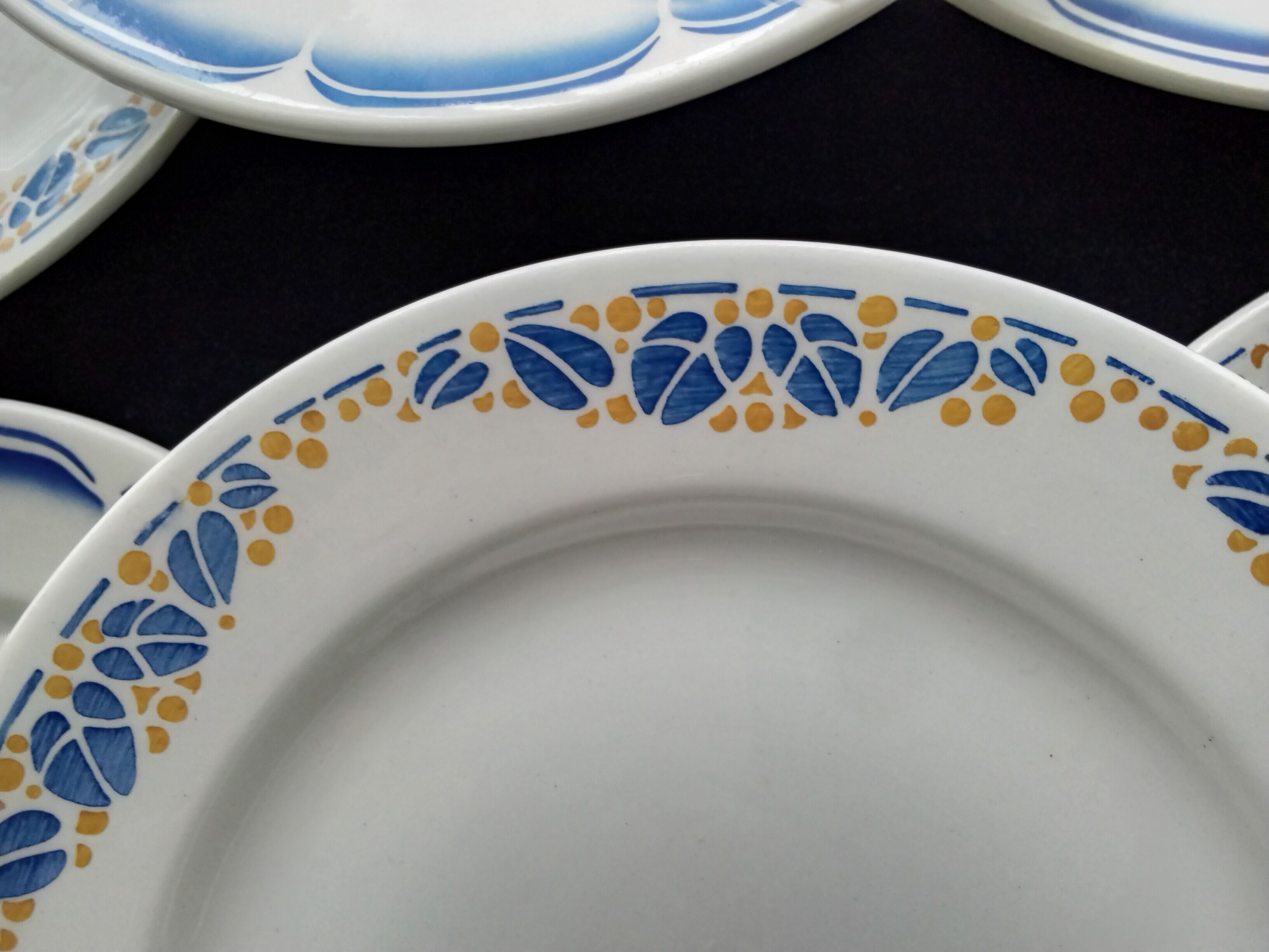 Set of 6 mismatched flat plates HBCM and Badonviller