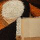 Tapis de l'ère spatiale des années 1970, à poils longs, beige avec un motif orange et marron.
