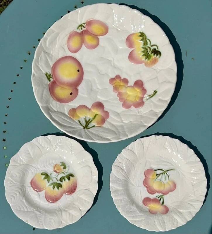 Plat à tarte et deux assiettes à dessert en barbotine de Sarreguemines