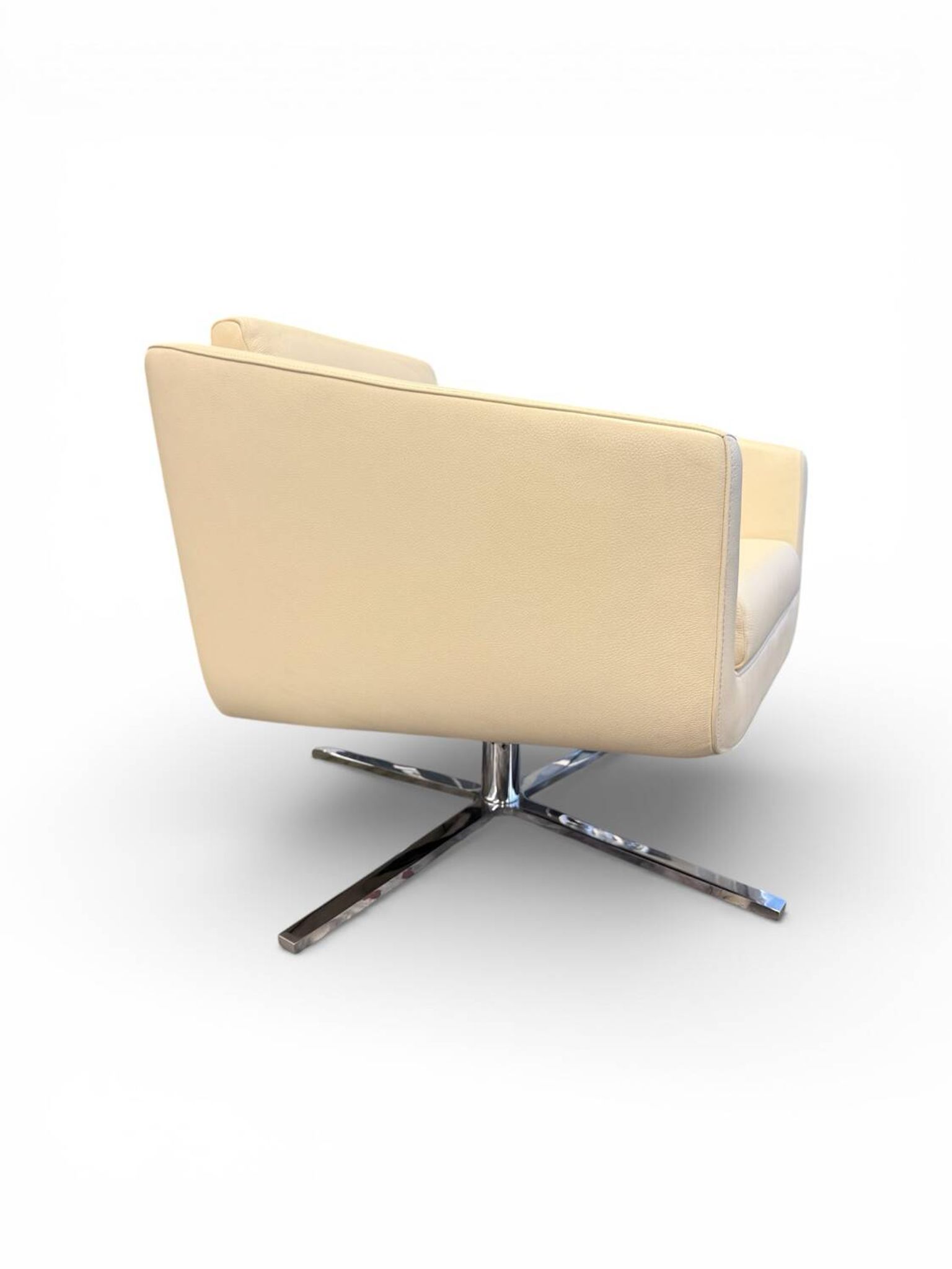 Fauteuil Pavo en cuir crème avec cadre en chrome de FSM, années 2000.