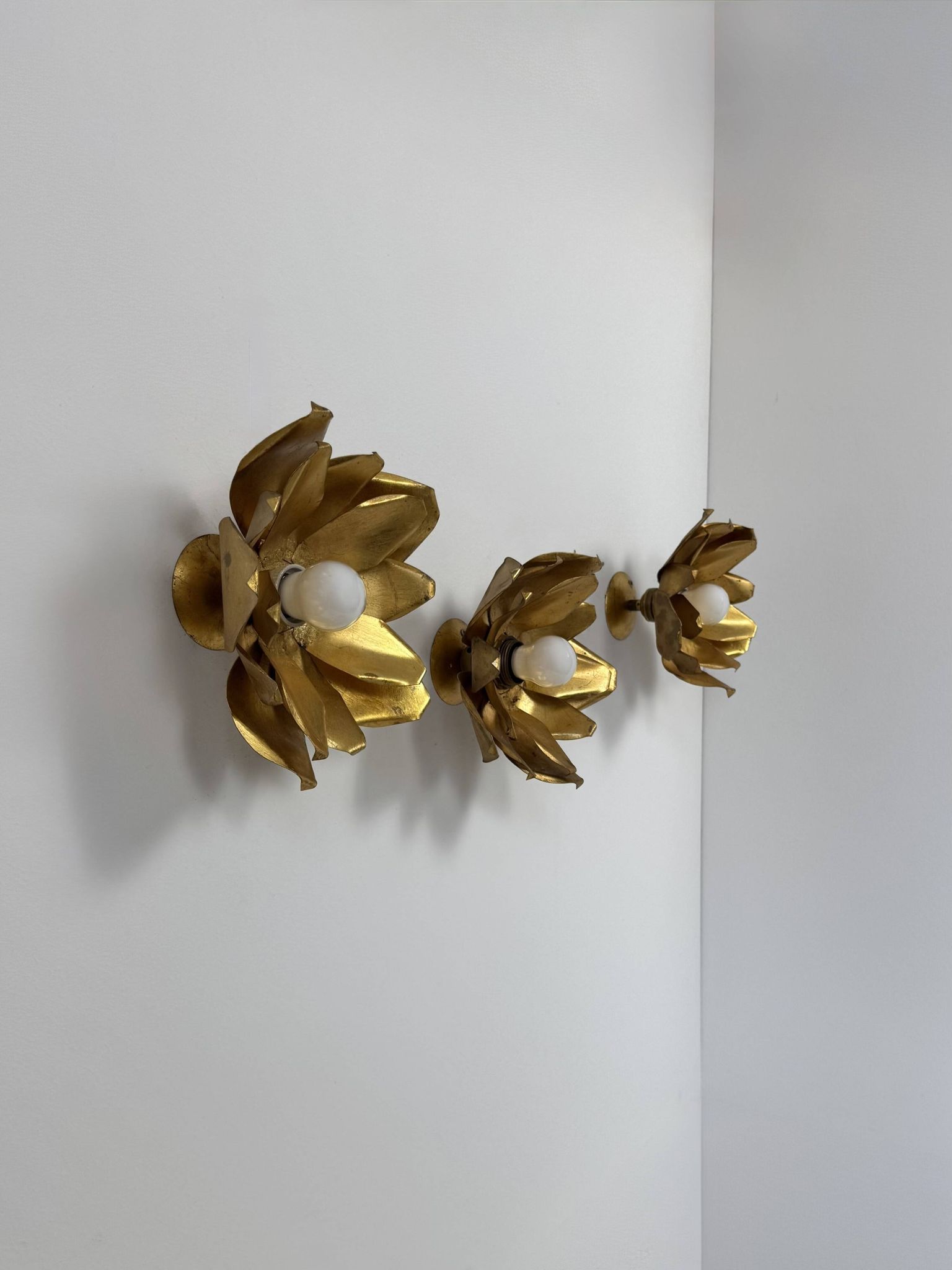 Set of 3 vintage flower wall lights, gold metal, France, 1970.