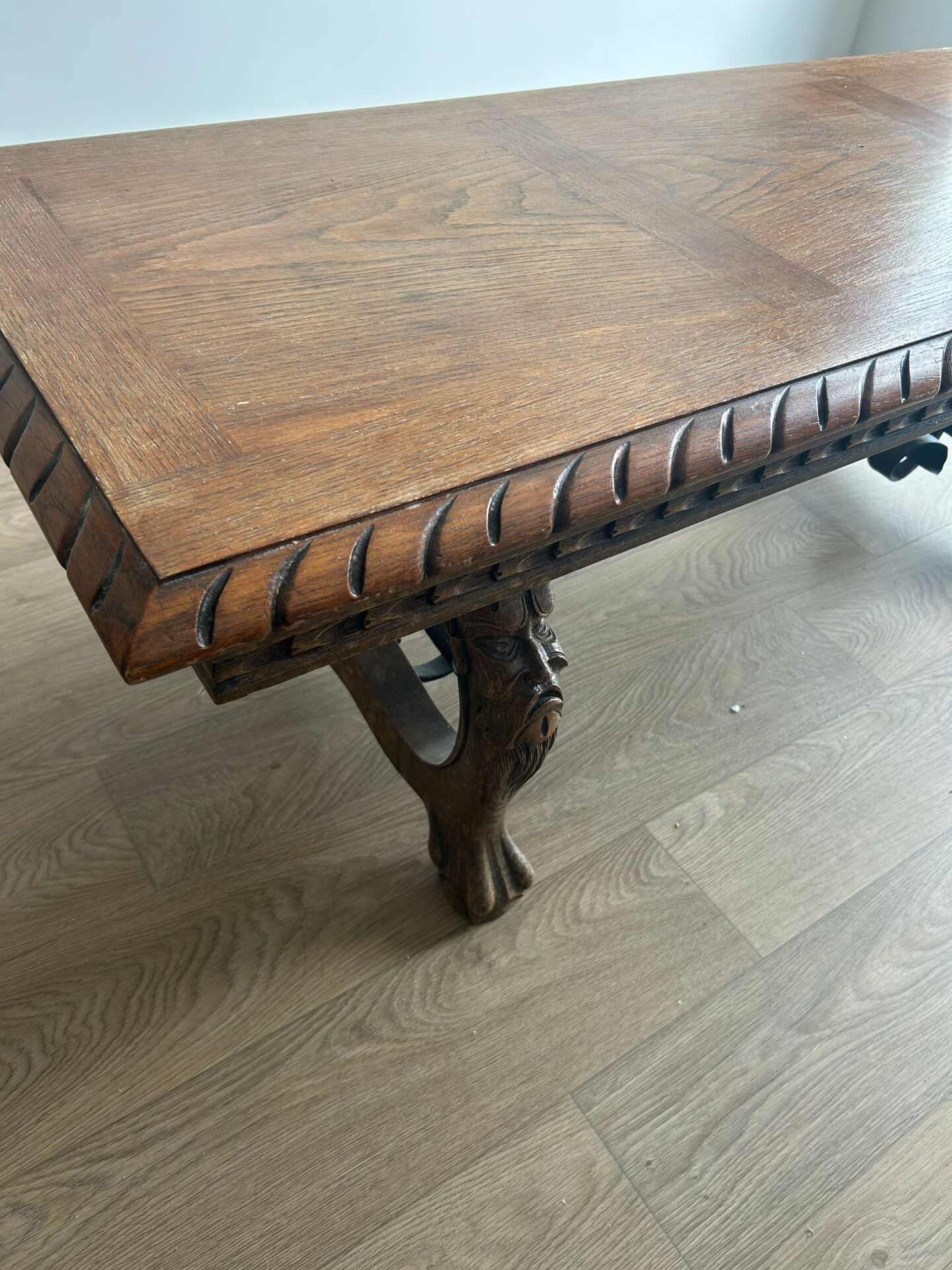 Table basse Renaissance espagnole en bois sculpté