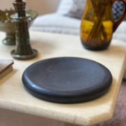 Plateau plat assiette donut en marbre noir poli  sculptural vintage vide po