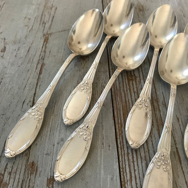 Série de 10 cuillères à dessert en métal argenté