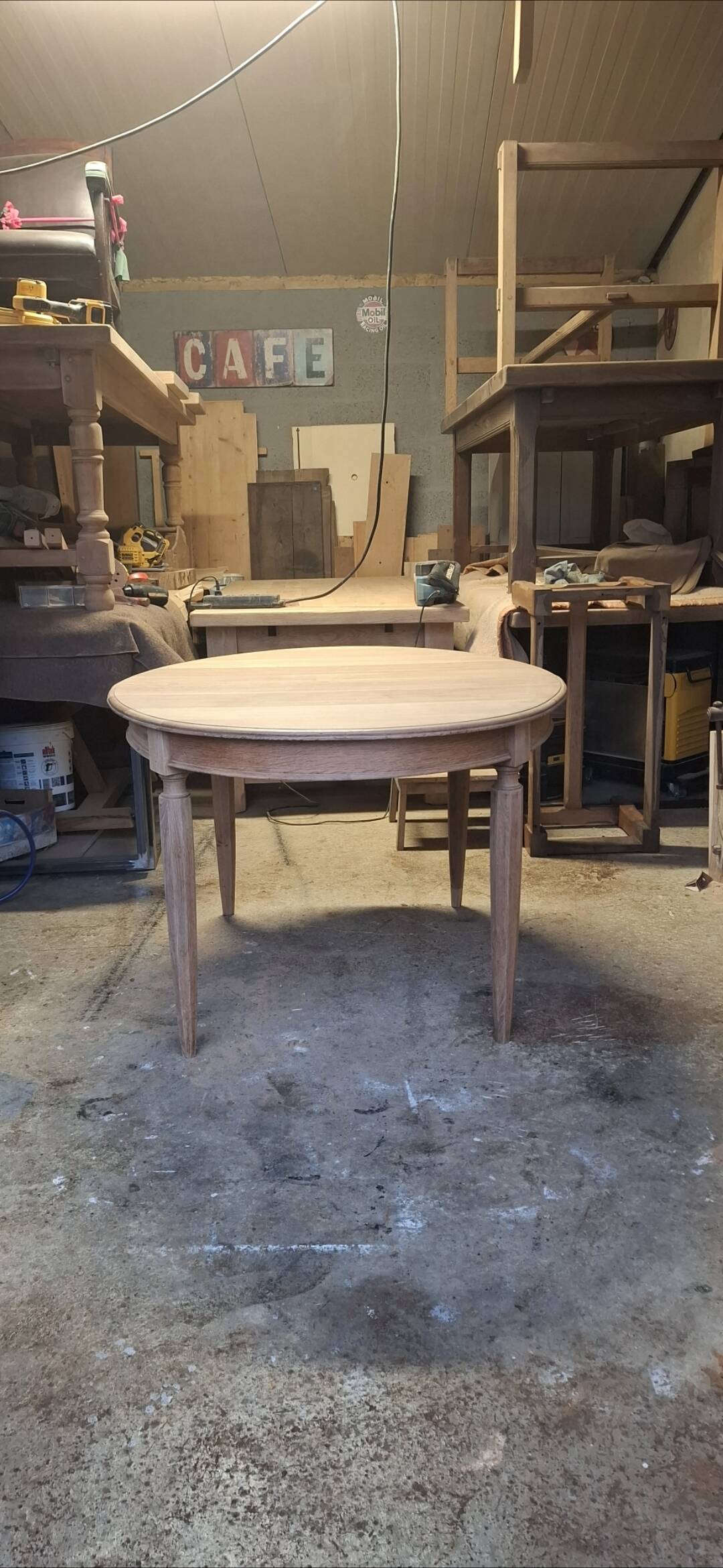 Extendable oval table