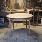 Extendable oval table