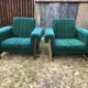 Duo de fauteuils vintage à tissus vert.