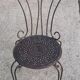 Chaise en métal coudé