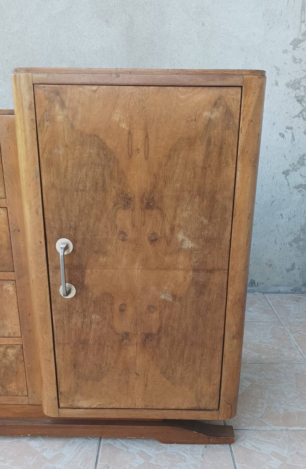 Art Deco buffet bar in walnut burl.