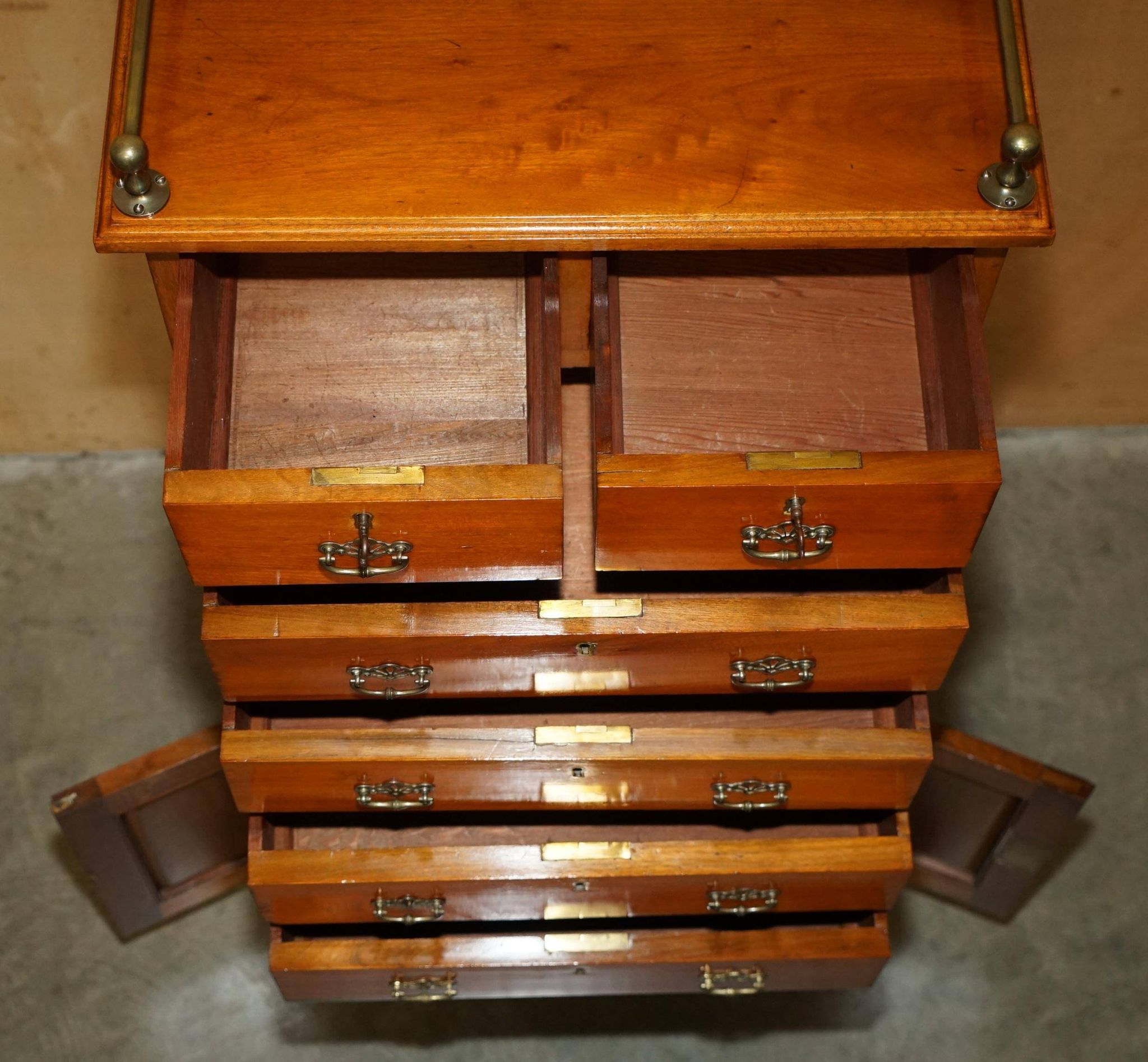Commode haute victorienne en noyer avec galerie bronzée