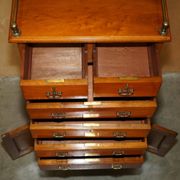 Commode haute victorienne en noyer avec galerie bronzée