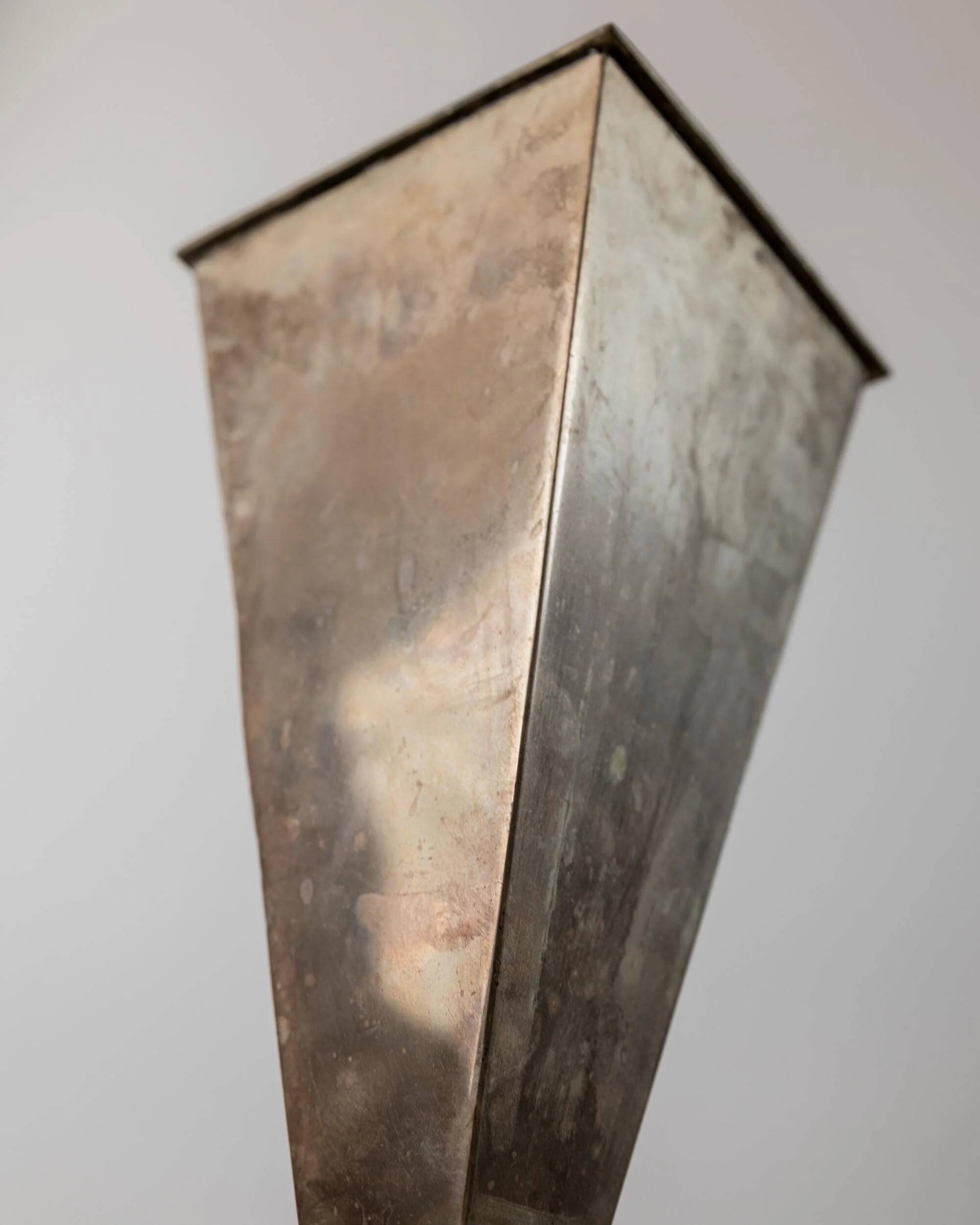 Vase pyramidal vintage en métal argenté des années 1980