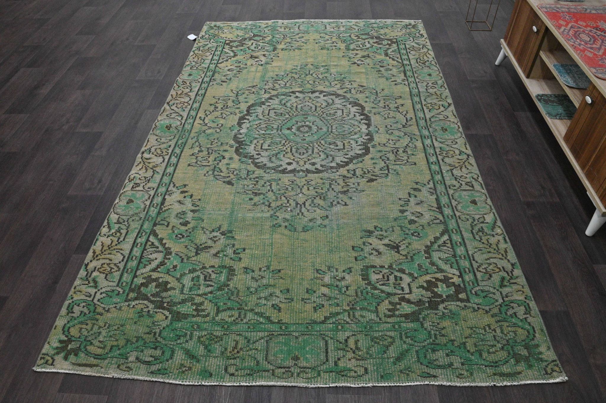 Vintage green and olive Turkish rug with a medallion, hand-knotted, 160 x 262 cm.