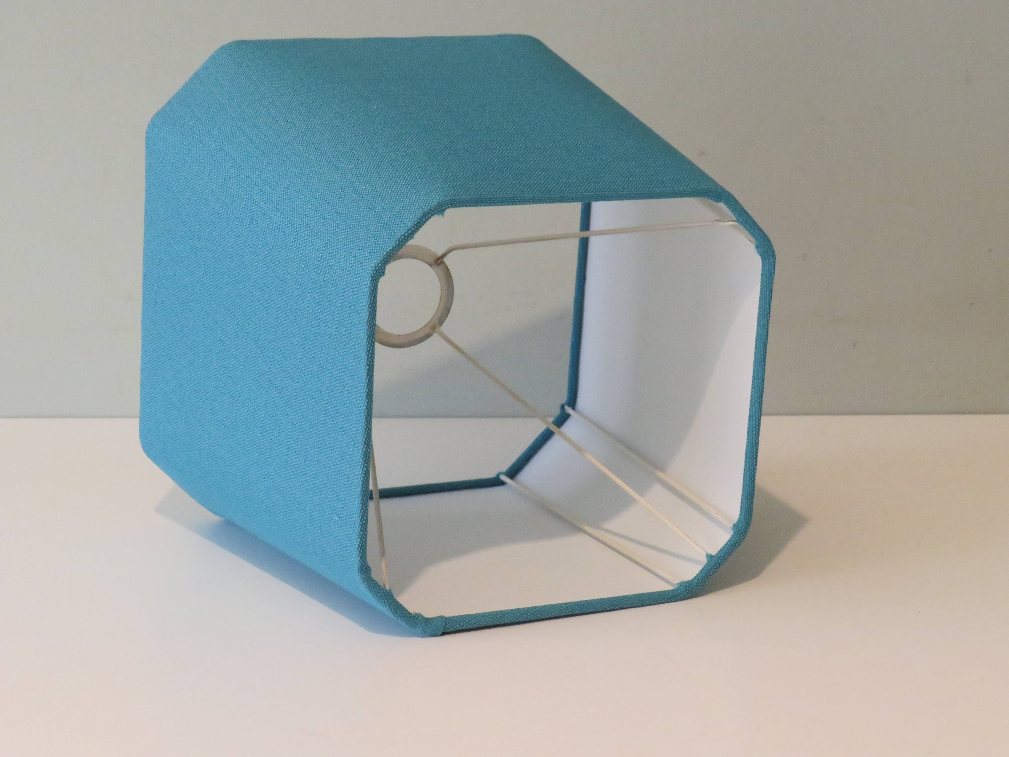 Lampe de table en laiton du milieu du siècle avec nouvel abat-jour personnalisé.